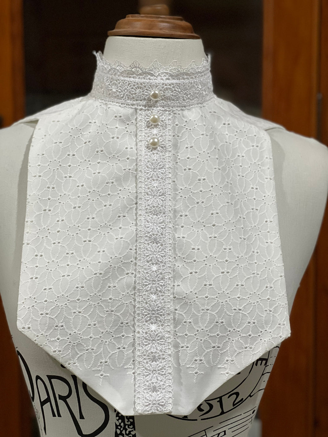 Embroidered daisy bib with lace and pearls