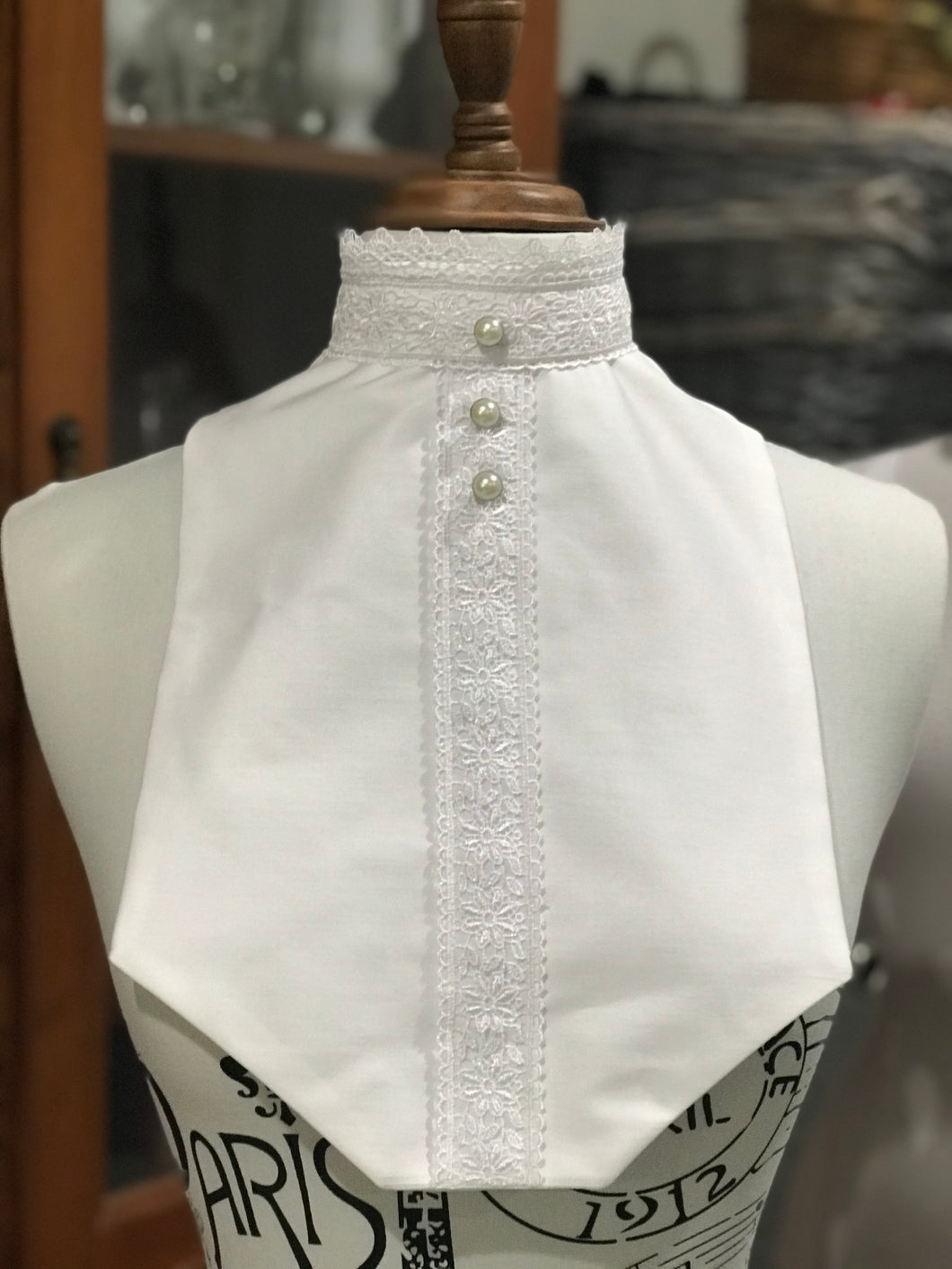 Bib in white sateen with lace collar and trim